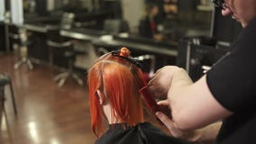 Νέα γυναίκα που παίρνει την τρίχα της ντυμένη στο κομμωτήριο Στιλίστας-κομμωτής στην εργασία Τρίχα βουρτσίσματος κομμωτών ατόμων απόθεμα βίντεο Νέα γυναίκα που παίρνει την τρίχα της ντυμένη στο κομμωτήριο Στιλίστας-κομμωτής στην εργασία Τρίχα βουρτσίσματος κομμωτών ατόμων απόθεμα βίντεο