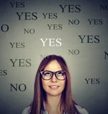 Νέα γυναίκα που σκέφτεται ναι ή όχι στοκ εικόνες Νέα γυναίκα που σκέφτεται ναι ή όχι στοκ εικόνες