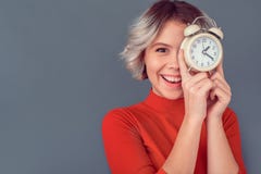 Νέα γυναίκα σε μια κόκκινη μπλούζα που απομονώνεται στην γκρίζα χρονική διαχείριση τοίχων στοκ εικόνα με δικαίωμα ελεύθερης χρήσης Νέα γυναίκα σε μια κόκκινη μπλούζα που απομονώνεται στην γκρίζα χρονική διαχείριση τοίχων στοκ εικόνα με δικαίωμα ελεύθερης χρήσης