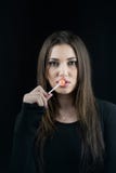 Νέα γυναίκα σχετικά με ένα lollipop στα juicy μεγάλα χείλια της στοκ φωτογραφίες με δικαίωμα ελεύθερης χρήσης Νέα γυναίκα σχετικά με ένα lollipop στα juicy μεγάλα χείλια της στοκ φωτογραφίες με δικαίωμα ελεύθερης χρήσης