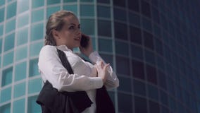 Νέα ελκυστική ομιλία επιχειρησιακών γυναικών φιλική στο τηλέφωνο απόθεμα βίντεο Νέα ελκυστική ομιλία επιχειρησιακών γυναικών φιλική στο τηλέφωνο απόθεμα βίντεο