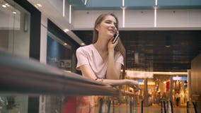 Νέα ελκυστικά κορίτσια που στέκονται στη λεωφόρο, που μιλά στο τηλέφωνο, έννοια αγορών, έννοια μόδας, έννοια επικοινωνίας απόθεμα βίντεο Νέα ελκυστικά κορίτσια που στέκονται στη λεωφόρο, που μιλά στο τηλέφωνο, έννοια αγορών, έννοια μόδας, έννοια επικοινωνίας απόθεμα βίντεο