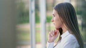 Νέα επιχειρηματίας πλάγιας όψης που σκέφτεται για κάτι πολύ σημαντικό για την εργασία φιλμ μικρού μήκους Νέα επιχειρηματίας πλάγιας όψης που σκέφτεται για κάτι πολύ σημαντικό για την εργασία φιλμ μικρού μήκους