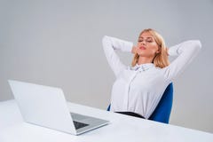 Νέα επιχειρηματίας που εργάζεται στο φορητό προσωπικό υπολογιστή στοκ φωτογραφίες Νέα επιχειρηματίας που εργάζεται στο φορητό προσωπικό υπολογιστή στοκ φωτογραφίες