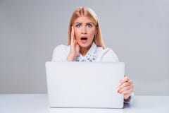 Νέα επιχειρηματίας που εργάζεται στο φορητό προσωπικό υπολογιστή στοκ φωτογραφίες με δικαίωμα ελεύθερης χρήσης Νέα επιχειρηματίας που εργάζεται στο φορητό προσωπικό υπολογιστή στοκ φωτογραφίες με δικαίωμα ελεύθερης χρήσης
