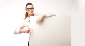 Νέα ευτυχής γυναίκα που παρουσιάζει παρουσίαση, που δείχνει στην αφίσσα πέρα από το γκρίζο υπόβαθρο στοκ εικόνες Νέα ευτυχής γυναίκα που παρουσιάζει παρουσίαση, που δείχνει στην αφίσσα πέρα από το γκρίζο υπόβαθρο στοκ εικόνες