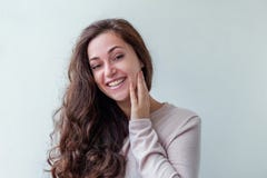 Νέα ευτυχής θετική γυναίκα brunette πορτρέτου ομορφιάς στο άσπρο υπόβαθρο στοκ φωτογραφίες Νέα ευτυχής θετική γυναίκα brunette πορτρέτου ομορφιάς στο άσπρο υπόβαθρο στοκ φωτογραφίες