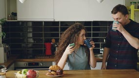 Νέα ευτυχής καυκάσια ερωτευμένη συνεδρίαση των ζευγών το πρωί στη σύγχρονη κουζίνα στον πίνακα για να έχει το πρόγευμα από κοινού φιλμ μικρού μήκους Νέα ευτυχής καυκάσια ερωτευμένη συνεδρίαση των ζευγών το πρωί στη σύγχρονη κουζίνα στον πίνακα για να έχει το πρόγευμα από κοινού φιλμ μικρού μήκους