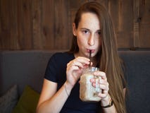 Νέα ευτυχής όμορφη redhead γυναίκα πορτρέτου με τις φακίδες που πίνει τον καφέ στον καφέ στο διάλειμμα στοκ εικόνες με δικαίωμα ελεύθερης χρήσης Νέα ευτυχής όμορφη redhead γυναίκα πορτρέτου με τις φακίδες που πίνει τον καφέ στον καφέ στο διάλειμμα στοκ εικόνες με δικαίωμα ελεύθερης χρήσης