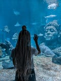 Νέα ζωή oceanarium προσοχής γυναικών στον ωκεάνιο κόσμο της Μπανγκόκ θάλασσας στοκ φωτογραφία με δικαίωμα ελεύθερης χρήσης Νέα ζωή oceanarium προσοχής γυναικών στον ωκεάνιο κόσμο της Μπανγκόκ θάλασσας στοκ φωτογραφία με δικαίωμα ελεύθερης χρήσης