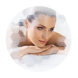 Νέα και όμορφη γυναίκα στη SPA Κολάζ με τα κυψελωτά κεραμίδια Θεραπεία και να τρίψει της έννοιας Στοκ Εικόνες Νέα και όμορφη γυναίκα στη SPA Κολάζ με τα κυψελωτά κεραμίδια Θεραπεία και να τρίψει της έννοιας Στοκ Εικόνες