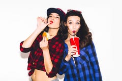 Νέα κορίτσια hipster που έχουν τη διασκέδαση που πίνει μια σόδα από το άχυρο και που κρατά burger, το ευτυχή χαμόγελο και το γέλι στοκ εικόνα Νέα κορίτσια hipster που έχουν τη διασκέδαση που πίνει μια σόδα από το άχυρο και που κρατά burger, το ευτυχή χαμόγελο και το γέλι στοκ εικόνα