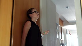 Νέα κουρασμένη γυναίκα που προέρχεται κατ' οίκον από την εργασία απόθεμα βίντεο Νέα κουρασμένη γυναίκα που προέρχεται κατ' οίκον από την εργασία απόθεμα βίντεο