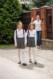 Νέα μητέρα που κυματίζει με το χέρι στις κόρες της που πηγαίνουν στο σχολείο Στοκ φωτογραφία με δικαίωμα ελεύθερης χρήσης Νέα μητέρα που κυματίζει με το χέρι στις κόρες της που πηγαίνουν στο σχολείο Στοκ φωτογραφία με δικαίωμα ελεύθερης χρήσης