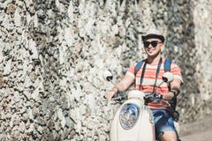 Νέα οδηγώντας μοτοσικλέτα backpacker κατά τη διάρκεια των διακοπών την ηλιόλουστη ημέρα στοκ εικόνες Νέα οδηγώντας μοτοσικλέτα backpacker κατά τη διάρκεια των διακοπών την ηλιόλουστη ημέρα στοκ εικόνες