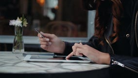 Νέα πιστωτική κάρτα εκμετάλλευσης γυναικών και χρησιμοποίηση του φορητού προσωπικού υπολογιστή Σε απευθείας σύνδεση έννοια αγορών φιλμ μικρού μήκους Νέα πιστωτική κάρτα εκμετάλλευσης γυναικών και χρησιμοποίηση του φορητού προσωπικού υπολογιστή Σε απευθείας σύνδεση έννοια αγορών φιλμ μικρού μήκους