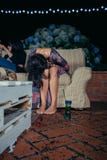 Νέα πιωμένη συνεδρίαση γυναικών στον καναπέ σε ένα κόμμα στοκ φωτογραφία με δικαίωμα ελεύθερης χρήσης Νέα πιωμένη συνεδρίαση γυναικών στον καναπέ σε ένα κόμμα στοκ φωτογραφία με δικαίωμα ελεύθερης χρήσης