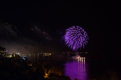 Νέα πυροτεχνήματα παραμονής έτους ` s που προωθούνται από το νερό με τις αντανακλάσεις στοκ φωτογραφίες με δικαίωμα ελεύθερης χρήσης Νέα πυροτεχνήματα παραμονής έτους ` s που προωθούνται από το νερό με τις αντανακλάσεις στοκ φωτογραφίες με δικαίωμα ελεύθερης χρήσης