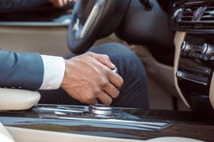 Νέα συνεδρίαση οδηγών επιχειρηματιών μέσα στην κινηματογράφηση σε πρώτο πλάνο μοχλών μετατόπισης εργαλείων εκμετάλλευσης αυτοκινή στοκ εικόνες με δικαίωμα ελεύθερης χρήσης Νέα συνεδρίαση οδηγών επιχειρηματιών μέσα στην κινηματογράφηση σε πρώτο πλάνο μοχλών μετατόπισης εργαλείων εκμετάλλευσης αυτοκινή στοκ εικόνες με δικαίωμα ελεύθερης χρήσης