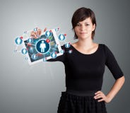Νέα ταμπλέτα εκμετάλλευσης γυναικών με τα κοινωνικά εικονίδια δικτύων στοκ φωτογραφία με δικαίωμα ελεύθερης χρήσης Νέα ταμπλέτα εκμετάλλευσης γυναικών με τα κοινωνικά εικονίδια δικτύων στοκ φωτογραφία με δικαίωμα ελεύθερης χρήσης