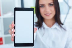Νέα χαμογελώντας επιχειρηματίας που παρουσιάζει κενή οθόνη smartphone Εστίαση στο smartphone Στοκ Φωτογραφία Νέα χαμογελώντας επιχειρηματίας που παρουσιάζει κενή οθόνη smartphone Εστίαση στο smartphone Στοκ Φωτογραφία