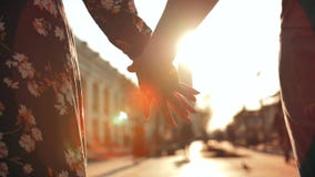 Νέα όμορφα χέρια ζευγών που κρατούν το ένα το άλλο στην οδό πόλεων απόθεμα βίντεο Νέα όμορφα χέρια ζευγών που κρατούν το ένα το άλλο στην οδό πόλεων απόθεμα βίντεο