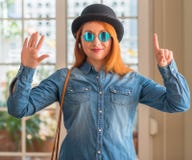 Νέα όμορφη redhead γυναίκα στο σπίτι στοκ εικόνες Νέα όμορφη redhead γυναίκα στο σπίτι στοκ εικόνες