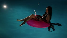 Νέα όμορφη γυναίκα brunette που εργάζεται στο lap-top στη λίμνη απόθεμα βίντεο Νέα όμορφη γυναίκα brunette που εργάζεται στο lap-top στη λίμνη απόθεμα βίντεο