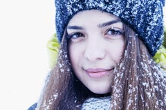 Νέα όμορφη γυναίκα που καλύπτεται Snowflakes βρίσκονται στα eyelashes, eyeb στοκ φωτογραφία με δικαίωμα ελεύθερης χρήσης Νέα όμορφη γυναίκα που καλύπτεται Snowflakes βρίσκονται στα eyelashes, eyeb στοκ φωτογραφία με δικαίωμα ελεύθερης χρήσης