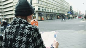 Νέα όμορφη γυναίκα που ταξιδεύει με έναν χάρτη στην πόλη απόθεμα βίντεο Νέα όμορφη γυναίκα που ταξιδεύει με έναν χάρτη στην πόλη απόθεμα βίντεο