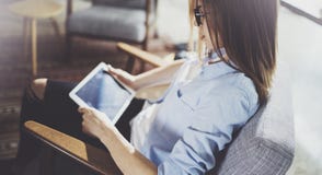 Νέα όμορφη γυναίκα σπουδαστής που χρησιμοποιεί το μαξιλάρι αφής στη σύγχρονη coworking θέση Κορίτσι Freelancer που εργάζεται στην Στοκ Εικόνα Νέα όμορφη γυναίκα σπουδαστής που χρησιμοποιεί το μαξιλάρι αφής στη σύγχρονη coworking θέση Κορίτσι Freelancer που εργάζεται στην Στοκ Εικόνα