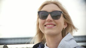 Νέα όμορφη γυναίκα στα γυαλιά ηλίου Αρκετά ξανθός σε έναν περίπατο o απόθεμα βίντεο Νέα όμορφη γυναίκα στα γυαλιά ηλίου Αρκετά ξανθός σε έναν περίπατο o απόθεμα βίντεο