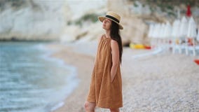 Νέα όμορφη γυναίκα στην άσπρη τροπική παραλία φιλμ μικρού μήκους Νέα όμορφη γυναίκα στην άσπρη τροπική παραλία φιλμ μικρού μήκους