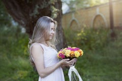 Νέα όμορφη γυναίκα στο σχεδιάγραμμα με έναν φωτεινό στοκ εικόνα με δικαίωμα ελεύθερης χρήσης Νέα όμορφη γυναίκα στο σχεδιάγραμμα με έναν φωτεινό στοκ εικόνα με δικαίωμα ελεύθερης χρήσης