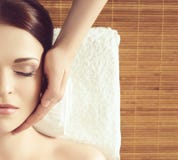 Νέα, όμορφη και υγιής γυναίκα στο σαλόνι SPA Παραδοσιακό ori στοκ φωτογραφία με δικαίωμα ελεύθερης χρήσης Νέα, όμορφη και υγιής γυναίκα στο σαλόνι SPA Παραδοσιακό ori στοκ φωτογραφία με δικαίωμα ελεύθερης χρήσης