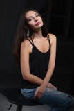 Νέα όμορφη τοποθέτηση brunette στο στούντιο στοκ εικόνες Νέα όμορφη τοποθέτηση brunette στο στούντιο στοκ εικόνες