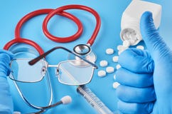 Νέες ανθρώπινες ταμπλέτες χαπιών λαβής χεριών στην παλάμη Ιατρικής και φαρμακευτικής έννοια υγειονομικής περίθαλψης, r στοκ εικόνα Νέες ανθρώπινες ταμπλέτες χαπιών λαβής χεριών στην παλάμη Ιατρικής και φαρμακευτικής έννοια υγειονομικής περίθαλψης, r στοκ εικόνα