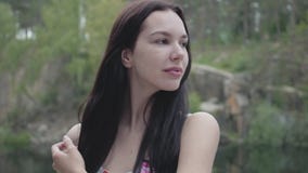 Νέες γυναίκες πορτρέτου αρκετά με τη μακριά μαύρη τρίχα που στέκεται κοντά σε έναν ποταμό ή μια λίμνη Λατρευτός περίπατος κοριτσι απόθεμα βίντεο Νέες γυναίκες πορτρέτου αρκετά με τη μακριά μαύρη τρίχα που στέκεται κοντά σε έναν ποταμό ή μια λίμνη Λατρευτός περίπατος κοριτσι απόθεμα βίντεο