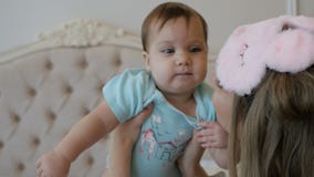 Νέες μητέρα και κόρη το πρωί του νέου έτους στο κρεβάτι στο σπίτι απόθεμα βίντεο Νέες μητέρα και κόρη το πρωί του νέου έτους στο κρεβάτι στο σπίτι απόθεμα βίντεο