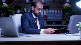 Νέες πολλές ώρες εργασίας επιχειρηματιών στη νύχτα απόθεμα βίντεο Νέες πολλές ώρες εργασίας επιχειρηματιών στη νύχτα απόθεμα βίντεο