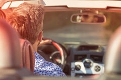 Νέο Drive ζεύγους κατά μήκος της εθνικής οδού στο ανοικτό τοπ αυτοκίνητο στοκ εικόνα Νέο Drive ζεύγους κατά μήκος της εθνικής οδού στο ανοικτό τοπ αυτοκίνητο στοκ εικόνα