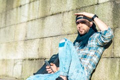 Νέο hipster που χρησιμοποιεί το κινητό τηλέφωνο υπαίθρια στοκ εικόνες Νέο hipster που χρησιμοποιεί το κινητό τηλέφωνο υπαίθρια στοκ εικόνες