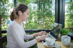 Νέο lap-top χρήσης γυναικών ανεξάρτητο στοκ εικόνες Νέο lap-top χρήσης γυναικών ανεξάρτητο στοκ εικόνες