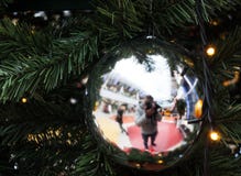 νέο έτος Χριστουγέννων Αντανάκλαση στη σφαίρα χριστουγεννιάτικων δέντρων καθρεφτών στοκ εικόνες με δικαίωμα ελεύθερης χρήσης νέο έτος Χριστουγέννων Αντανάκλαση στη σφαίρα χριστουγεννιάτικων δέντρων καθρεφτών στοκ εικόνες με δικαίωμα ελεύθερης χρήσης