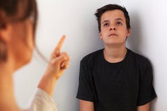 Νέο αγόρι εφήβων που τρυπιέται από τη σταθερές διάλεξη και την αντιμετ στοκ φωτογραφίες Νέο αγόρι εφήβων που τρυπιέται από τη σταθερές διάλεξη και την αντιμετ στοκ φωτογραφίες