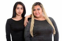 Νέο ασιατικό transgender στηργμένος χέρι γυναικών στην παχιά ασιατική γυναίκα στοκ εικόνα Νέο ασιατικό transgender στηργμένος χέρι γυναικών στην παχιά ασιατική γυναίκα στοκ εικόνα