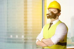 Νέο ασιατικό άτομο εργαζομένων στη φανέλλα ασφάλειας, τα γάντια, το κίτρινο κράνος και την προστατευτική στάση μασκών στοκ φωτογραφία με δικαίωμα ελεύθερης χρήσης Νέο ασιατικό άτομο εργαζομένων στη φανέλλα ασφάλειας, τα γάντια, το κίτρινο κράνος και την προστατευτική στάση μασκών στοκ φωτογραφία με δικαίωμα ελεύθερης χρήσης