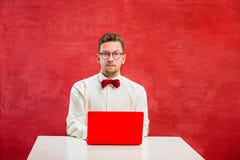 Νέο αστείο άτομο με το lap-top στην ημέρα βαλεντίνων ` s του ST στοκ εικόνες Νέο αστείο άτομο με το lap-top στην ημέρα βαλεντίνων ` s του ST στοκ εικόνες