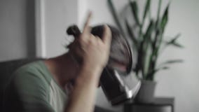Νέο γενειοφόρο άτομο hipster που χρησιμοποιεί την επίδειξη κασκών VR του για την προσοχή των 360 τηλεοπτικών και των αισθήσεων δε απόθεμα βίντεο Νέο γενειοφόρο άτομο hipster που χρησιμοποιεί την επίδειξη κασκών VR του για την προσοχή των 360 τηλεοπτικών και των αισθήσεων δε απόθεμα βίντεο