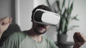 Νέο γενειοφόρο άτομο hipster που χρησιμοποιεί την επίδειξη κασκών VR του για την προσοχή των 360 τηλεοπτικών και των αισθήσεων δε Νέο γενειοφόρο άτομο hipster που χρησιμοποιεί την επίδειξη κασκών VR του για την προσοχή των 360 τηλεοπτικών και των αισθήσεων δε